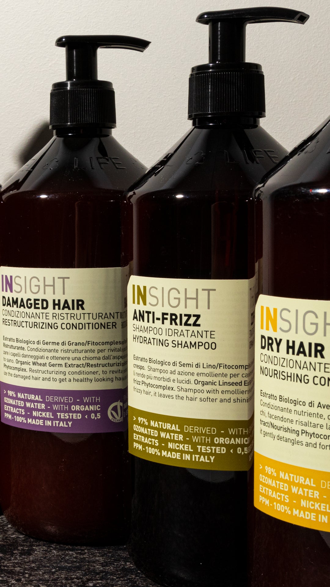 Group of 900ml bottles of shampoo